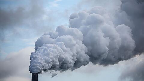 Der Emissionshandel schaufelt jedes Jahr mehr Geld in die Staatskasse. Bayern will nun per Bundesrat Länder und Kommunen von den Einnahmen profitieren lassen. (Symbolbild)