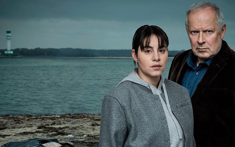Im "Tatort: Borowski und das ewige Meer" arbeiten Klaus Borowski (Axel Milberg) und Mila Sahin (Almila Bagriacik) zum drittletzten Mal zusammen. Sie treffen in einem Kieler Krimi rund um Umweltkativismus auf geheimnisvolle Gegner. Im "Tatort: Borowski und das ewige Meer" arbeiten Klaus Borowski (Axel Milberg) und Mila Sahin (Almila Bagriacik) zum drittletzten Mal zusammen. Sie treffen in einem Kieler Krimi rund um Umweltkativismus auf geheimnisvolle Gegner.