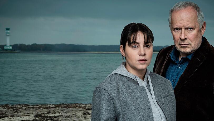 Im "Tatort: Borowski und das ewige Meer" arbeiten Klaus Borowski (Axel Milberg) und Mila Sahin (Almila Bagriacik) zum drittletzten Mal zusammen. Sie treffen in einem Kieler Krimi rund um Umweltkativismus auf geheimnisvolle Gegner. Im "Tatort: Borowski und das ewige Meer" arbeiten Klaus Borowski (Axel Milberg) und Mila Sahin (Almila Bagriacik) zum drittletzten Mal zusammen. Sie treffen in einem Kieler Krimi rund um Umweltkativismus auf geheimnisvolle Gegner.