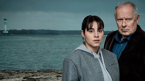 Im "Tatort: Borowski und das ewige Meer" arbeiten Klaus Borowski (Axel Milberg) und Mila Sahin (Almila Bagriacik) zum drittletzten Mal zusammen. Sie treffen in einem Kieler Krimi rund um Umweltkativismus auf geheimnisvolle Gegner.