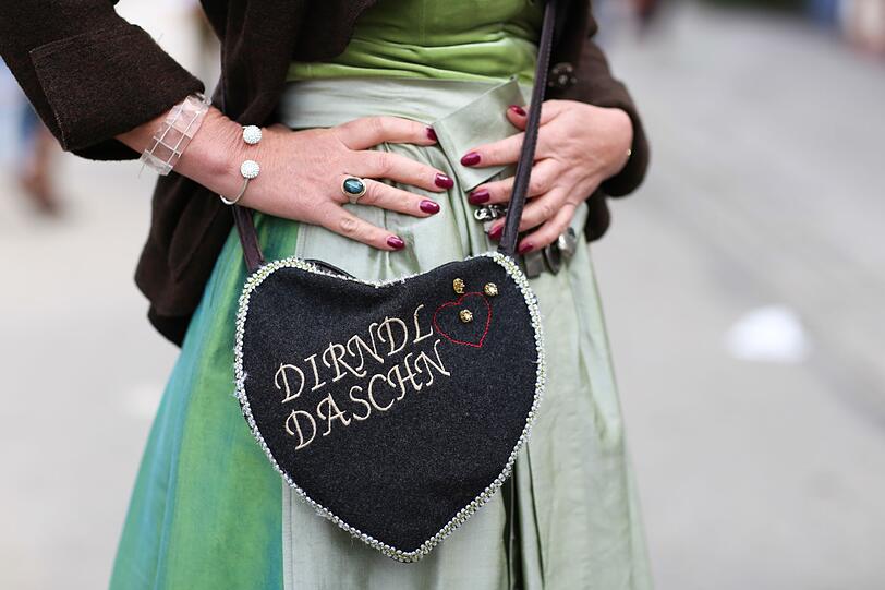 Auch die Tasche ist ein wichtiges modisches Accessoire. Die treue Louis Vuitton hat bei Otto-Normal-Wiesnbesucher nichts zu suchen. Denn man möchte sich schließlich nicht den ganzen Abend nur sorgen, ob das wertvolle Stück ein paar Biertropfen abbekommt. Stattdessen lieber eine richtige Trachtentasche mitnehmen. Wer auf der sicheren Seite sein möchte, der greift zu einem Modell mit Reißverschluss oder Schnalle, so geht nichts verloren. Auch die Tasche ist ein wichtiges modisches Accessoire. Die treue Louis Vuitton hat bei Otto-Normal-Wiesnbesucher nichts zu suchen. Denn man möchte sich schließlich nicht den ganzen Abend nur sorgen, ob das wertvolle Stück ein paar Biertropfen abbekommt. Stattdessen lieber eine richtige Trachtentasche mitnehmen. Wer auf der sicheren Seite sein möchte, der greift zu einem Modell mit Reißverschluss oder Schnalle, so geht nichts verloren.