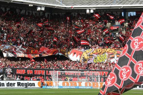 Muss umgebaut werden: Die Nordkurve im easyCredit-Stadion.