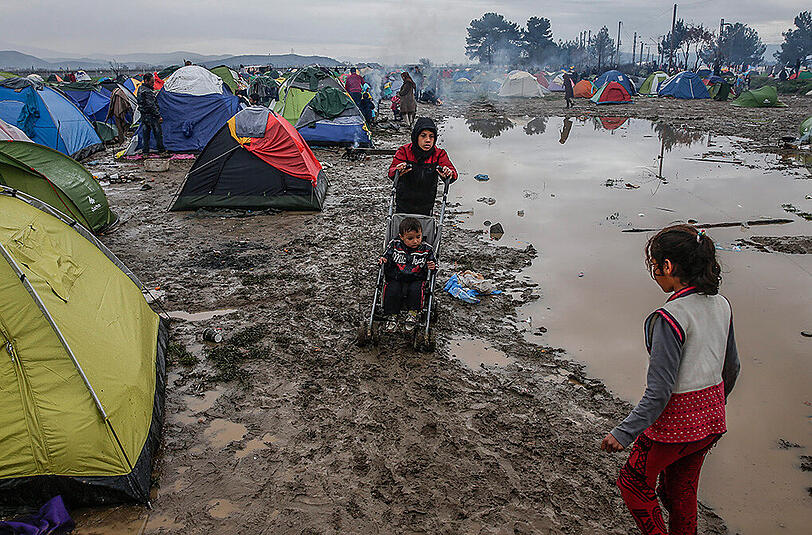 An der griechisch-mazedonischen Grenze herrscht Not und Elend. Schlamm und Dreck setzen den Tausenden Flüchtlingen, die festsitzen, zu.