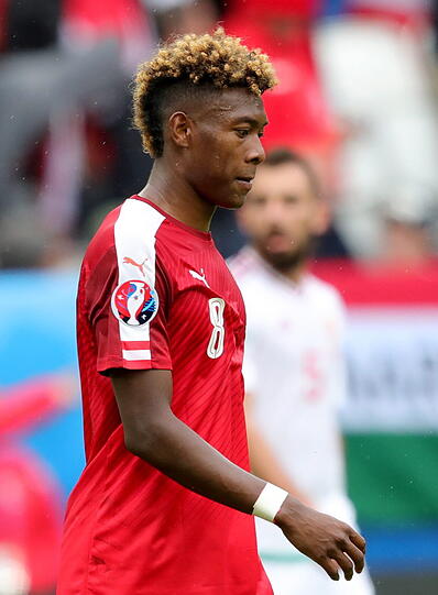 DAVID ALABA: Liegt es an der Position? Bei Bayern Linksverteidiger, in der Nationalmannschaft zentral im Mittelfeld - in Österreich suchen die Menschen Gründe für die bislang schwache EM ihres Topstars. Weder bei Alaba noch bei den viel höher gehandelten Österreichern insgesamt läuft es in Frankreich. Im letzten Spiel gegen Island ist ein Sieg Pflicht - oder die Träume von einer Überraschung bleiben eine belächelte Illusion. Und Alaba im Nationaltrikot nicht mehr als ein Versprechen.