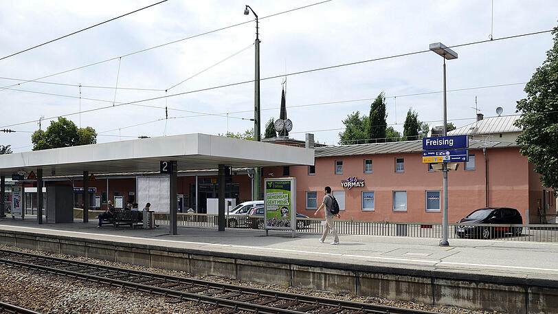 Am Freisinger Bahnhof wurde eine junge Frau Opfer eines hinterhältigen Angriffs. Am Freisinger Bahnhof wurde eine junge Frau Opfer eines hinterhältigen Angriffs.