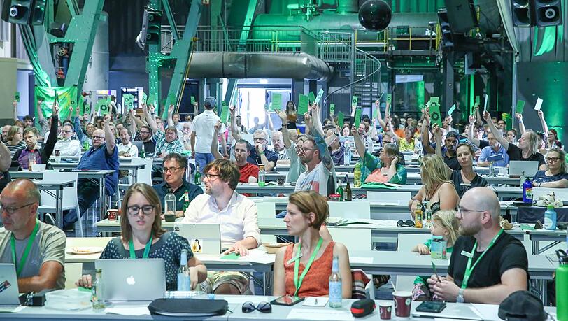 Stundenlange Debatte im Kesselhaus – am Ende beschließt der grüne Stadtparteitag das Wahlprogramm fast einstimmig. Stundenlange Debatte im Kesselhaus – am Ende beschließt der grüne Stadtparteitag das Wahlprogramm fast einstimmig.
