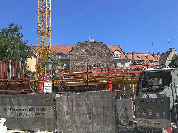 Man sieht schon was: Wo einst die "Schwabinger 7" stand, wächst jetzt das neue Wohnhaus in die Höhe.