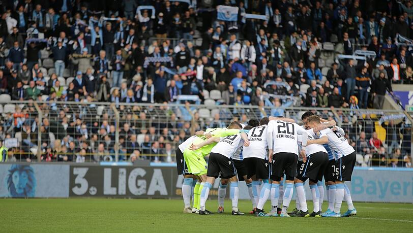 Heimspiel - aber vor leeren Rängen. Die Löwen dürfen laut einem Bericht fest für einen Re-Start im Grünwalder Stadion am nächsten Sonntag planen. Heimspiel - aber vor leeren Rängen. Die Löwen dürfen laut einem Bericht fest für einen Re-Start im Grünwalder Stadion am nächsten Sonntag planen.