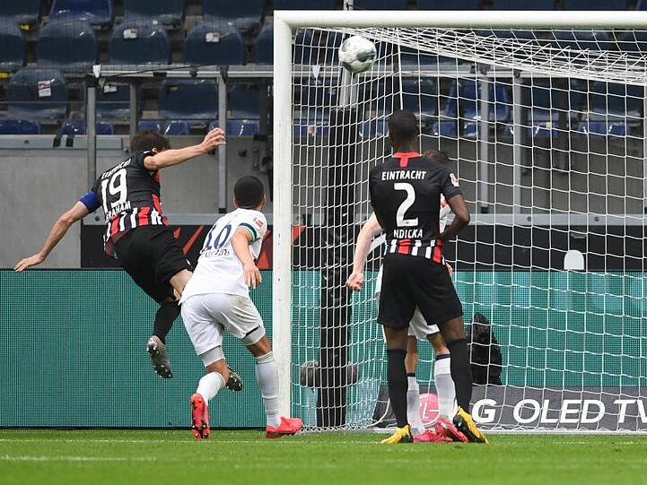 Der Frankfurter David Abraham (l) erzielte das 2:0.