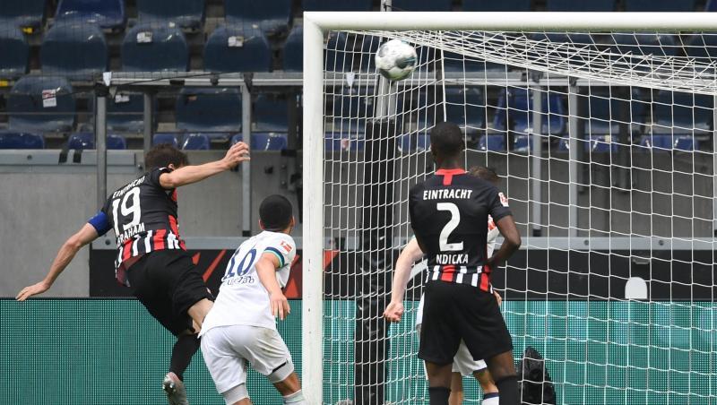 Der Frankfurter David Abraham (l) erzielte das 2:0.
