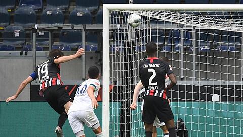 Der Frankfurter David Abraham (l) erzielte das 2:0.