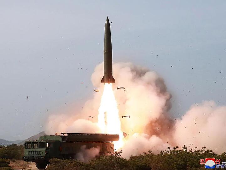 Dieses von der nordkoreanischen Regierung zur Verfügung gestellte Foto zeigt einen Test von Waffensystemen in Nordkorea.