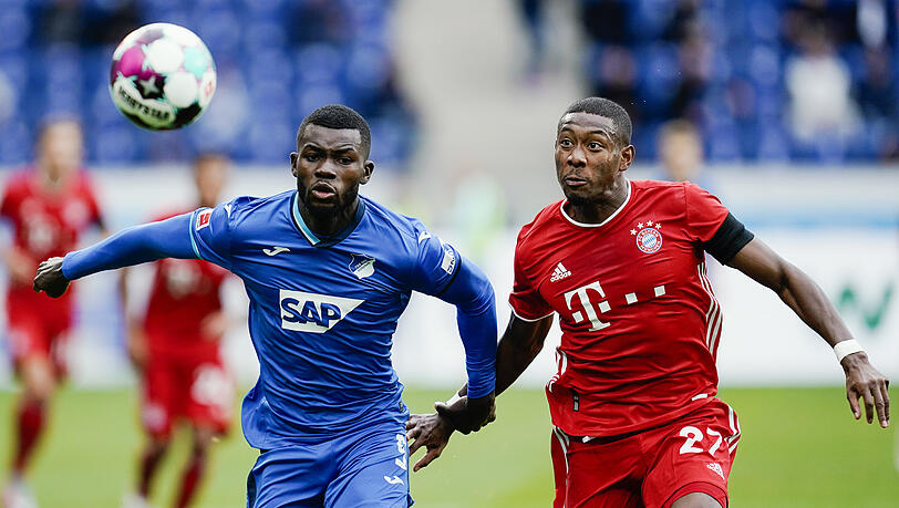 Bayern-Profi David Alaba (rechts) im Duell mit Hoffenheims Ihlas Bebou.