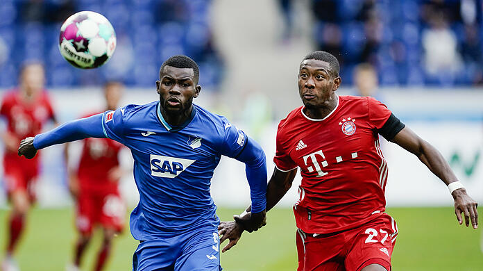 Bayern-Profi David Alaba (rechts) im Duell mit Hoffenheims Ihlas Bebou.