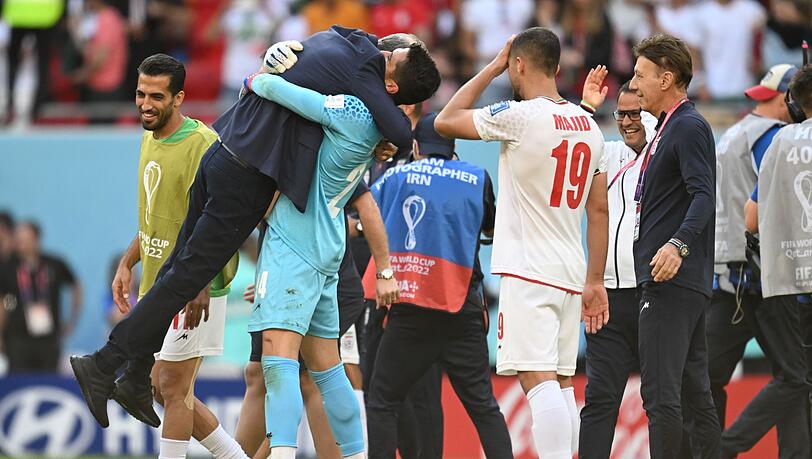 Irans Spieler feiern nach dem Sieg gegen Wales ihren Trainer Carlos Queiroz.