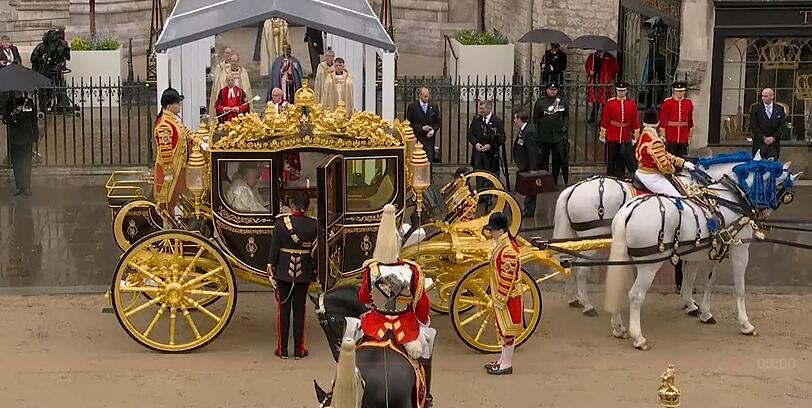 König Charles und Königin Camilla konnten bei ihrer Ankunft nicht aussteigen, weil sie zu früh dran waren.