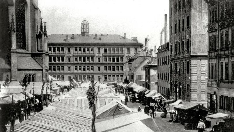 Dultstände neben der Kirche St. Johann Baptist, ca. 1903: Bis 1903 findet die Jakobidult auf dem Johannisplatz statt. Erst danach zieht sie um auf den Mariahilfplatz in der Au. Dultstände neben der Kirche St. Johann Baptist, ca. 1903: Bis 1903 findet die Jakobidult auf dem Johannisplatz statt. Erst danach zieht sie um auf den Mariahilfplatz in der Au.
