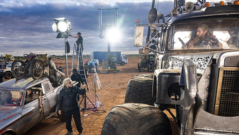 George Miller bei den Dreharbeiten zum fünften Mad-Max-Film. George Miller bei den Dreharbeiten zum fünften Mad-Max-Film.