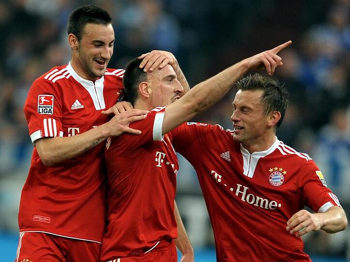 Rote Party auf Schalke: Contento (l.) und Olic (r.) beglückwünschen Franck Ribéry, den Torschützen zum 1:0.