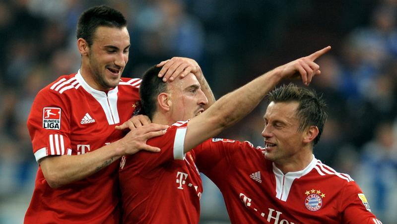 Rote Party auf Schalke: Contento (l.) und Olic (r.) beglückwünschen Franck Ribéry, den Torschützen zum 1:0. Rote Party auf Schalke: Contento (l.) und Olic (r.) beglückwünschen Franck Ribéry, den Torschützen zum 1:0.