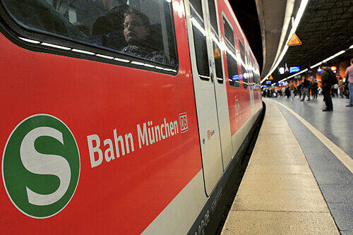 Die Gewalt im öffentlichen Nahverkehr in Bayern nimmt zu. Im vergangenen Jahr stieg hier die Zahl der Körperverletzungen nach Angaben des Innenministeriums um drei Prozent.