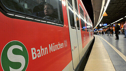 Die Gewalt im öffentlichen Nahverkehr in Bayern nimmt zu. Im vergangenen Jahr stieg hier die Zahl der Körperverletzungen nach Angaben des Innenministeriums um drei Prozent. Die Gewalt im öffentlichen Nahverkehr in Bayern nimmt zu. Im vergangenen Jahr stieg hier die Zahl der Körperverletzungen nach Angaben des Innenministeriums um drei Prozent.