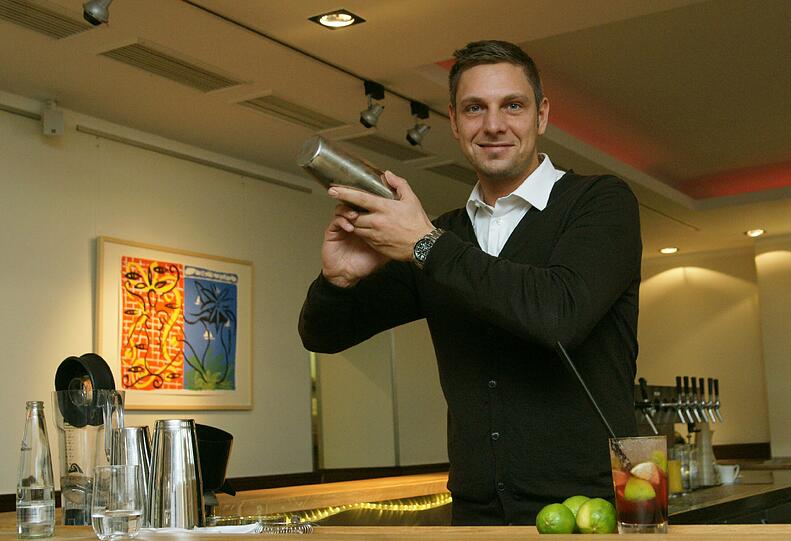 Barchef Ben Vogl: Cocos-Caipirinha, &bdquo;Basil Smash&ldquo; mit Gin und frischem Basilikum bis zu Champagner-Cocktails &ndash; die Drink-Auswahl ist für Feinschmecker.