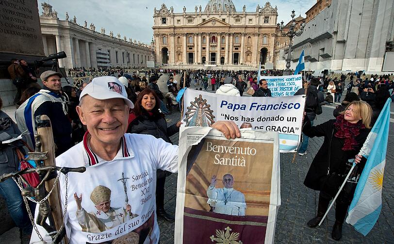 Papst Franziskus hält sein erstes Angelus-Gebet. Auf dem Petersplatz jubelt ihm die Menge zu. Die Bilder aus Rom.
