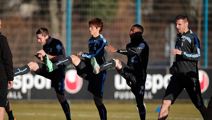 Die erste Trainingseinheit des japanischen Stürmers. Die erste Trainingseinheit des japanischen Stürmers.