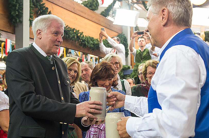 Traditiongemäß überreicht Oberbürgermeister Dieter Reiter (r.) die erste Maß Bier dem bayerischen Ministerpräsidenten Horst Seehofer.
