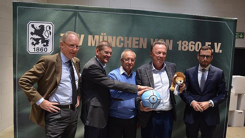 Löwen-Bosse (V.l.): Verwaltungsrat Robert von Benningsen, Vize-Präsident Heinz Schmidt, die beiden Präsidenten-Kandidaten Johann Sitzberger (Vize) und Peter Cassalette, Verwaltungsrats-Vorsitzender Karl-Christian Bay. Löwen-Bosse (V.l.): Verwaltungsrat Robert von Benningsen, Vize-Präsident Heinz Schmidt, die beiden Präsidenten-Kandidaten Johann Sitzberger (Vize) und Peter Cassalette, Verwaltungsrats-Vorsitzender Karl-Christian Bay.