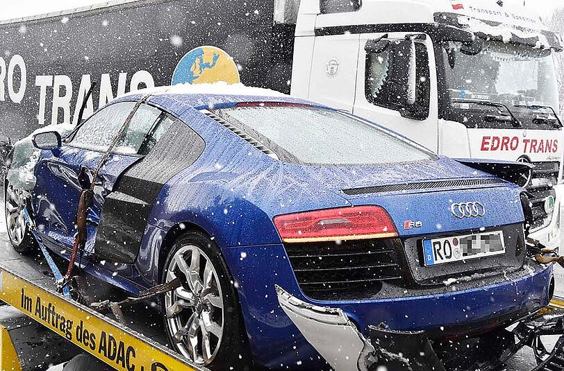 Bilder vom Verkehrsunfall auf der A8 bei Holzkirchen: Ein Audi R8 knallte in die Mittelleitplanke der Autobahn, nachdem der Fahrer die Kontrolle über den Sportwagen verloren hatte.
