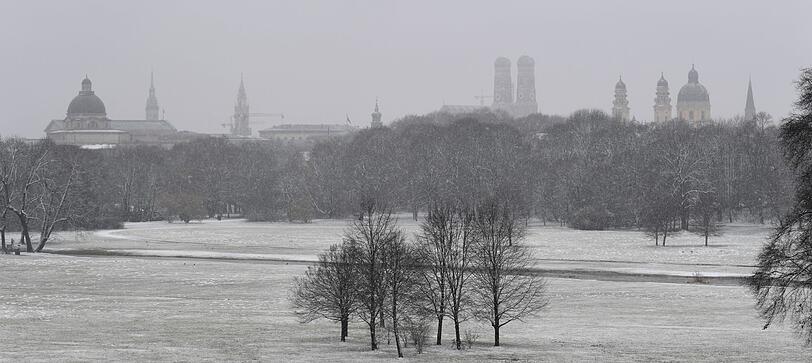 Der Englische Garten im Schneetreiben. Scho schee so ein Park im Winter. (Archivbild)