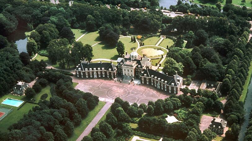Als Lustschloss im 17. Jahrhundert erbaut, heute das Zuhause der niederländischen Königsfamilie: Schloss Huis ten Bosch bei Den Haag.