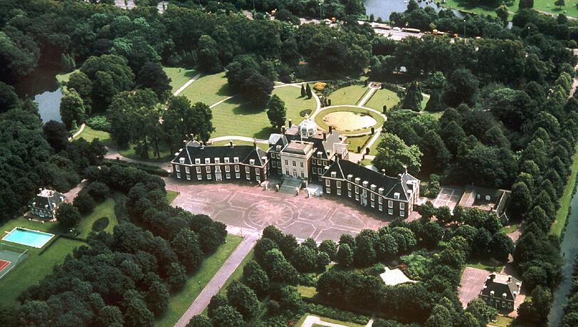 Als Lustschloss im 17. Jahrhundert erbaut, heute das Zuhause der niederländischen Königsfamilie: Schloss Huis ten Bosch bei Den Haag. Als Lustschloss im 17. Jahrhundert erbaut, heute das Zuhause der niederländischen Königsfamilie: Schloss Huis ten Bosch bei Den Haag.