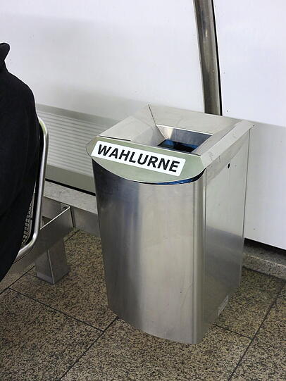 Am späten Samstagnachmittag war ich in der U-Bahnstation Odeonsplatz. Ich weiss nicht was zur Zeit gewählt wird, jedenfalls habe ich eine Wahlurne gesehen und auf die schnelle ein paar Fotos gemacht bevor ich in die U-Bahn eingestiegen bin.