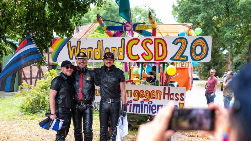 Teilnehmer der Parade Christopher Street Day (CSD) vor einem Trecker im Wendland. Teilnehmer der Parade Christopher Street Day (CSD) vor einem Trecker im Wendland.