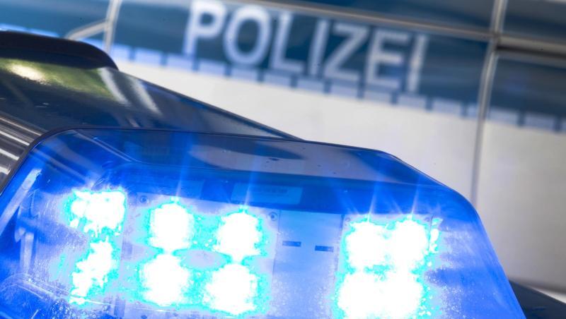 Ein Blaulicht leuchtet auf dem Dach eines Polizeiwagens. Foto: Friso Gentsch/dpa/Symbolbild Ein Blaulicht leuchtet auf dem Dach eines Polizeiwagens. Foto: Friso Gentsch/dpa/Symbolbild