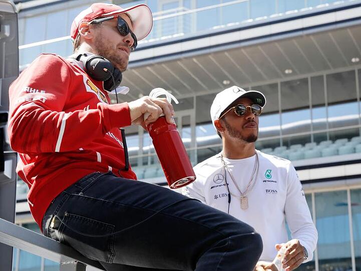 In Shanghai im Fokus: Sebastian Vettel (l) und Lewis Hamilton.
