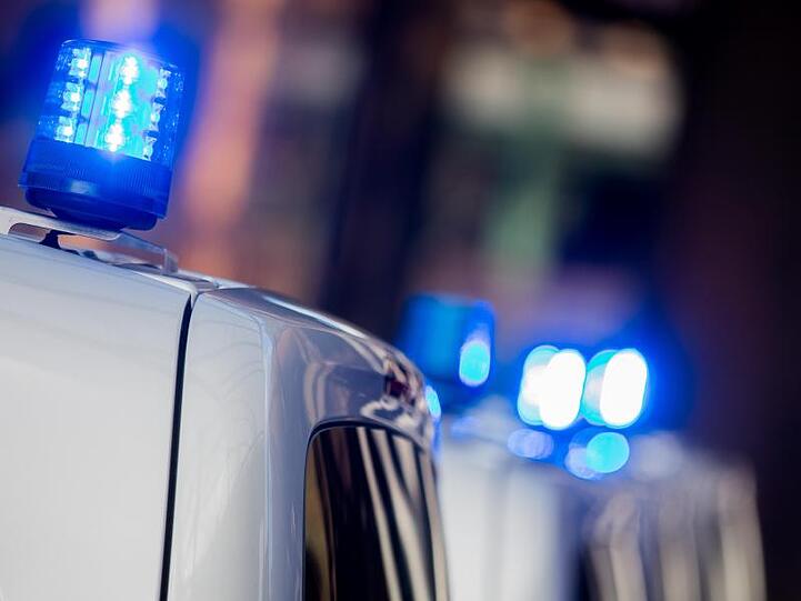 Ein Blaulicht auf dem Dach eines Polizeiwagens. Foto: Rolf Vennenbernd/Archiv