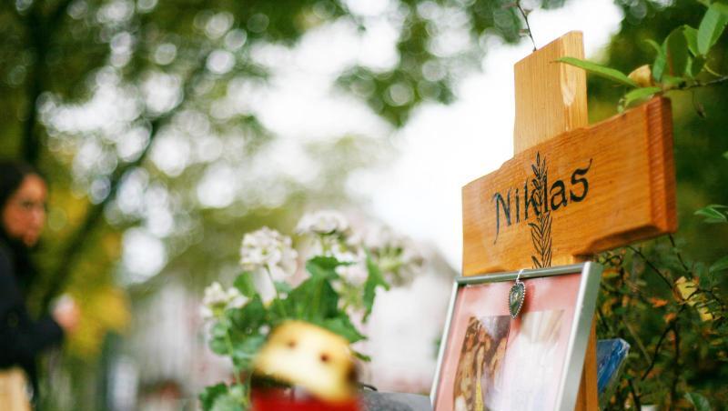 Blumen und Kerzen stehen in Bonn neben einem Holzkreuz an der Stelle, an der der später verstorbene Niklas P. von Schlägern attackiert wurde. Blumen und Kerzen stehen in Bonn neben einem Holzkreuz an der Stelle, an der der später verstorbene Niklas P. von Schlägern attackiert wurde.