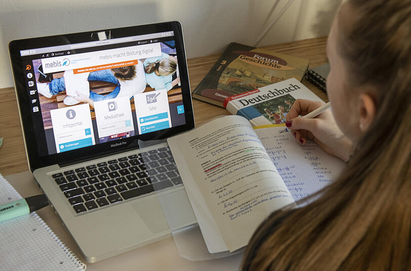 Die 14 Jahre alte Lilli hat auf einem Laptop die Lernplattform "mebis" für bayerische Schulen geöffnet. Mit dieser Anwendung können Kinder auch bei Schulschließungen digital unterrichtet werden.