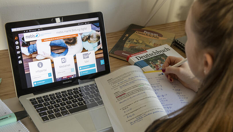 Die 14 Jahre alte Lilli hat auf einem Laptop die Lernplattform "mebis" für bayerische Schulen geöffnet. Mit dieser Anwendung können Kinder auch bei Schulschließungen digital unterrichtet werden. Die 14 Jahre alte Lilli hat auf einem Laptop die Lernplattform "mebis" für bayerische Schulen geöffnet. Mit dieser Anwendung können Kinder auch bei Schulschließungen digital unterrichtet werden.