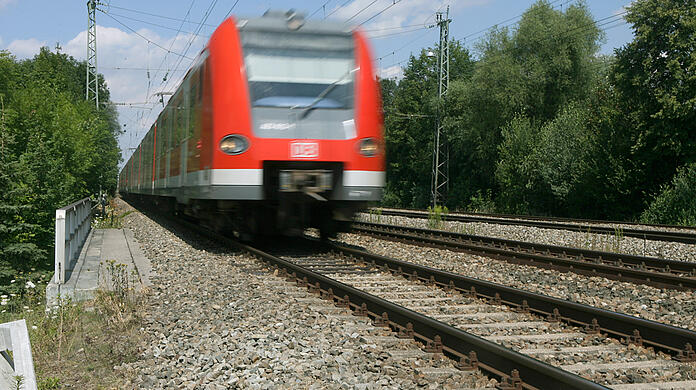 Der 15-Jährige ist in einer S-Bahn verprügelt worden. (Symbolbild)