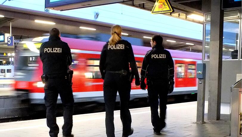 Beamte der Bundespolizei nahmen den Mann am Ostbahnhof in Empfang – ein freiwillig durchgeführter Atemalkoholtest ergab einen Wert von 1,37 Promille. (Symbolbild)