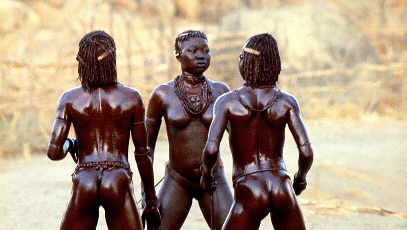Nuba-Frauen bei einem Tanz-Ereignis, fotografiert von Leni Riefenstahl in den 60er-Jahren. Nuba-Frauen bei einem Tanz-Ereignis, fotografiert von Leni Riefenstahl in den 60er-Jahren.
