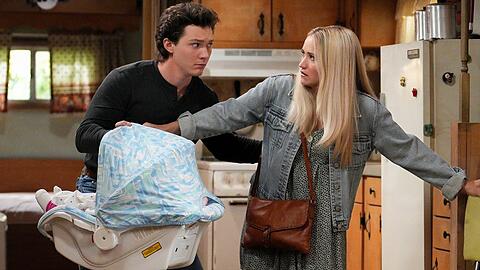 Emily Osment und Montana Jordan in "Georgie & Mandy".