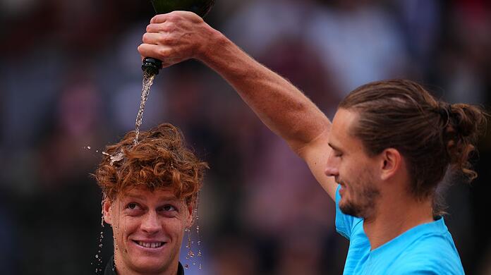 Zverev begie&szlig;t Sinner mit Champagner.