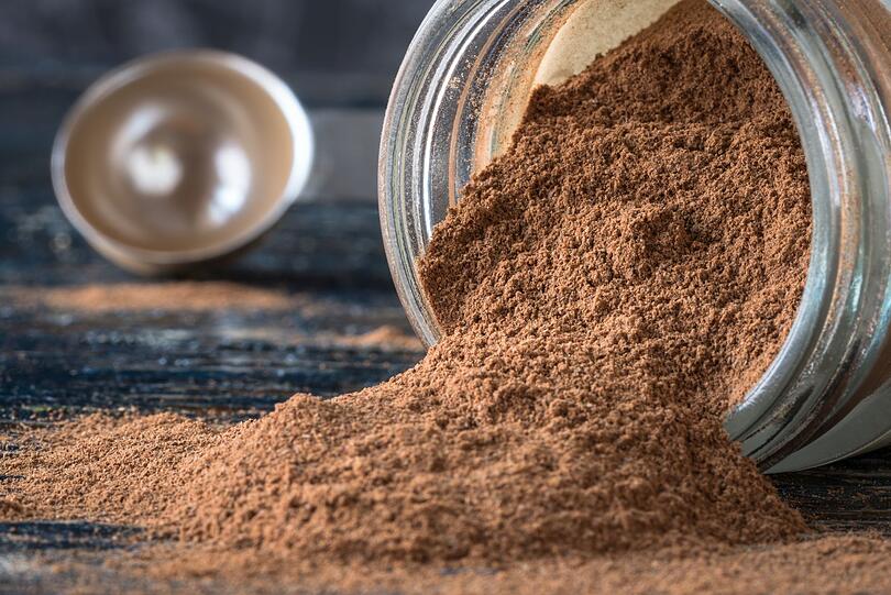 Neben dem P&uuml;ree sind die Gew&uuml;rze das Herzst&uuml;ck des Pumpkin Spice Latte. Sie k&ouml;nnen eine fertige Mischung oder Sirup kaufen - oder selbst eine Mischung kreieren. Daf&uuml;r brauchen Sie: 4 Teel&ouml;ffel Zimt, 2 Teel&ouml;ffel Ingwer und je einen Teel&ouml;ffel Piment, Muskat und Nelken, alles als Pulver. Ein Teel&ouml;ffel dieser selbstgemachten Gew&uuml;rzmischung reicht in etwa f&uuml;r eine Tasse Latte.