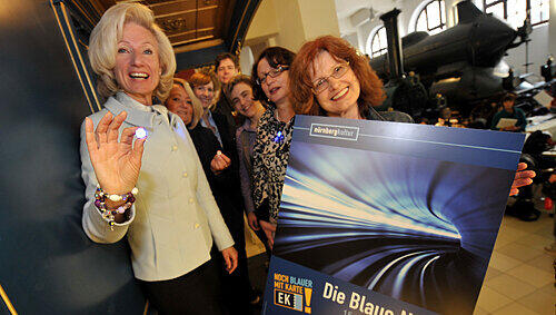 Julia Lehner (li.) mit dem Blaue-Nacht-Team. Hinten: Susanne Martin von der Nürnberger Versicherung und Künstler Axel Voss. Julia Lehner (li.) mit dem Blaue-Nacht-Team. Hinten: Susanne Martin von der Nürnberger Versicherung und Künstler Axel Voss.